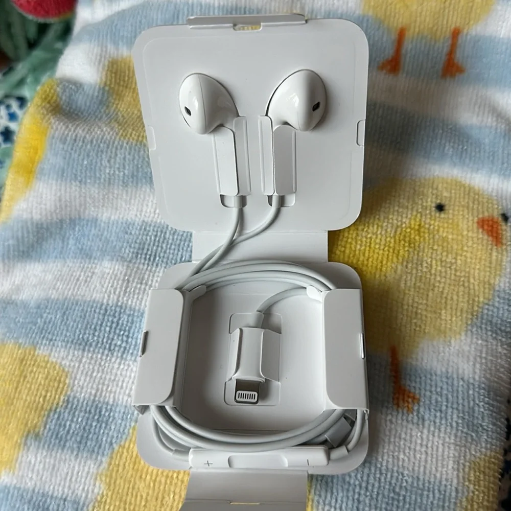 Apple ear buds with cord for older iPhones replacement part NEW